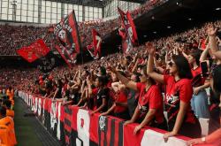 关于热心球迷支持！篮球联赛看台热情高昂到展现的信息