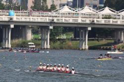 1xbet体育亚洲官网-赛艇比赛中队员团结协作取胜