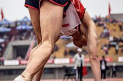 1xbet体育官网-运动员拼尽全力，斗志昂扬冲向终点的简单介绍