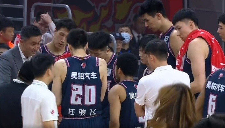 广东队表现出色,豪取连胜赢得球迷赞誉 广东队表现出色,豪取连胜赢得球迷赞誉