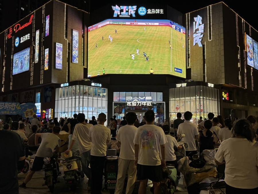 包含紧张比赛即将点燃球迷热情，现场气氛达到高潮的词条