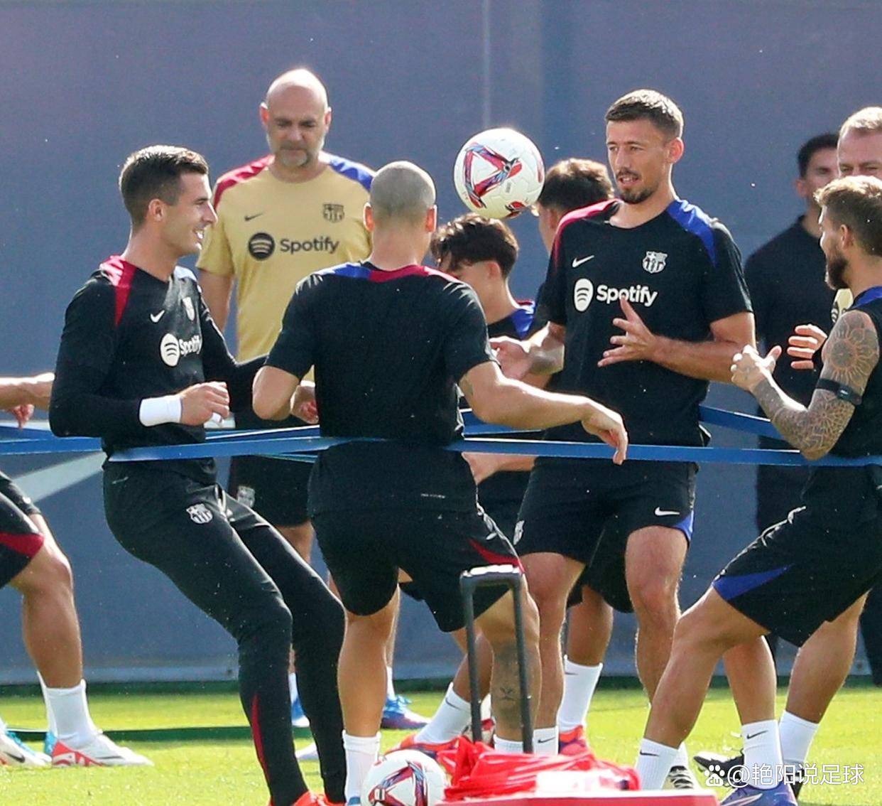 巴萨球员汇聚训练场，追求完美表现的简单介绍